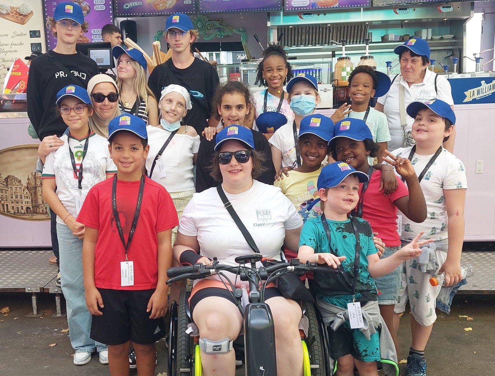 Groupe d&rsquo;enfants malades accompagn&eacute;s par les b&eacute;n&eacute;voles de ClassContact lors d&rsquo;une sortie &agrave; la Foire du Midi &agrave; Bruxelles, ao&ucirc;t 2025